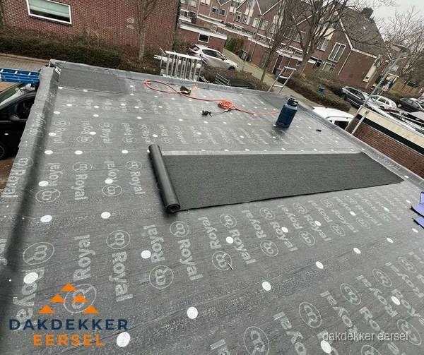 Dakrenovatie plat dak met bitumen dakbedekking in Eersel
