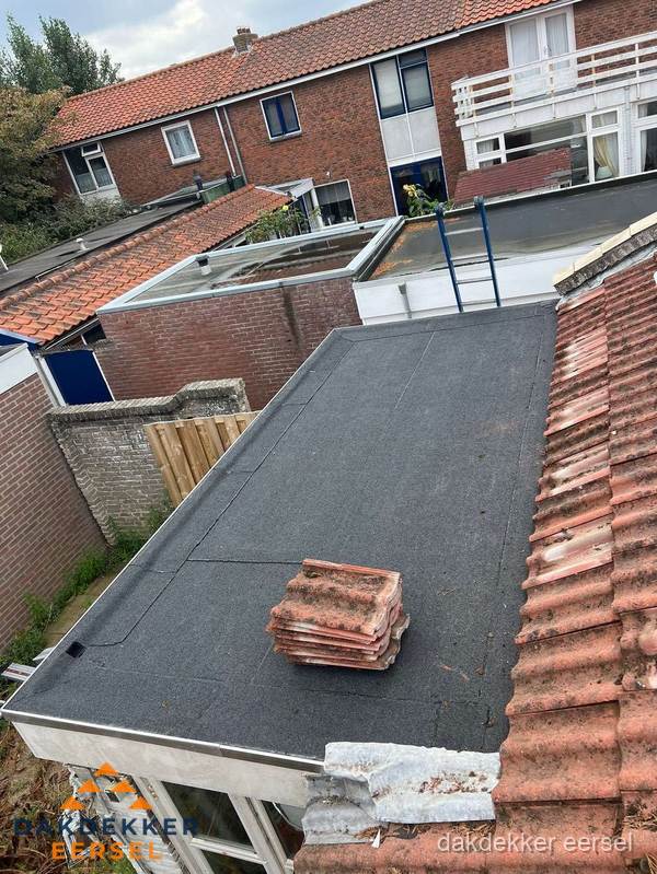 Aanbouw plat dak met reservepannen voor dakpannen vervangen in Eersel