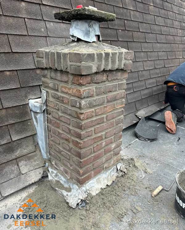 Schoorsteen reparatie met lood en voegwerk op leien dak in Eersel