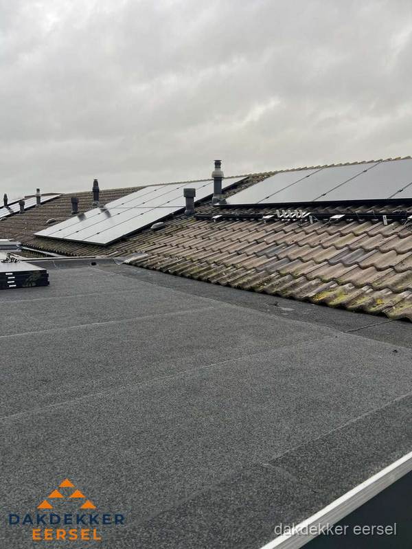 Bitumen dakbedekking op plat dak met aansluitend pannendak en zonnepanelen in Eersel