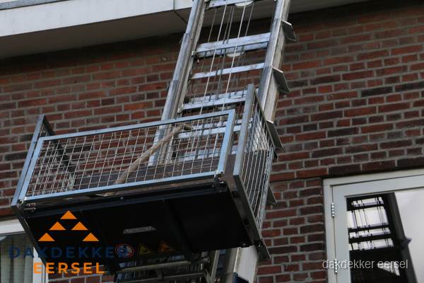Ladderlift met dakpannen voor dakpan reparatie in Eersel