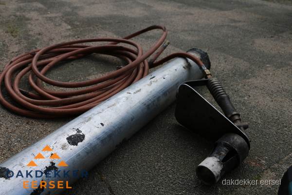 Dakdekker gasbrander en gereedschap voor spoedklus in Eersel