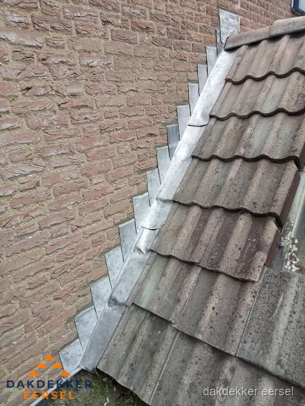 Loodslabben langs dakaansluiting bij bakstenen muur in Eersel