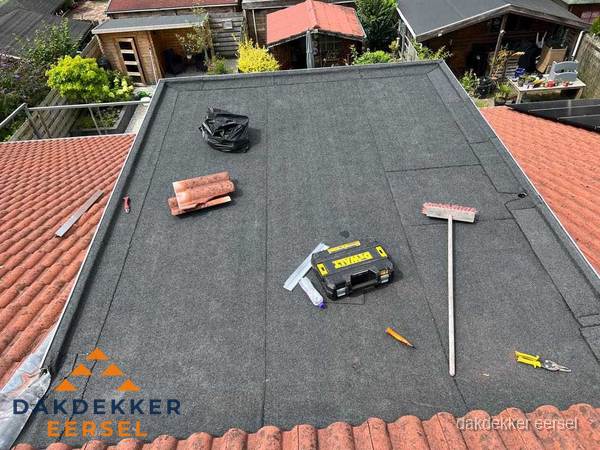 Nieuw plat dak met bitumen dakbedekking in Eersel