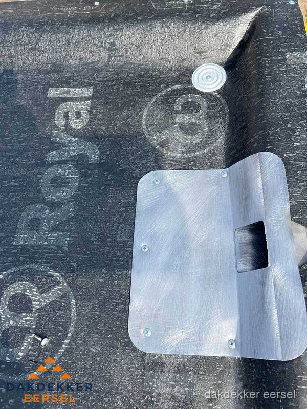 Dakgoot aansluiting op bitumen dak in Eersel