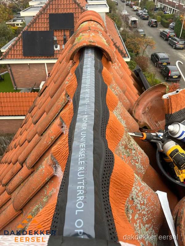 Dakdekker vervangt nokvorst met ruiterrol op pannendak in Eersel