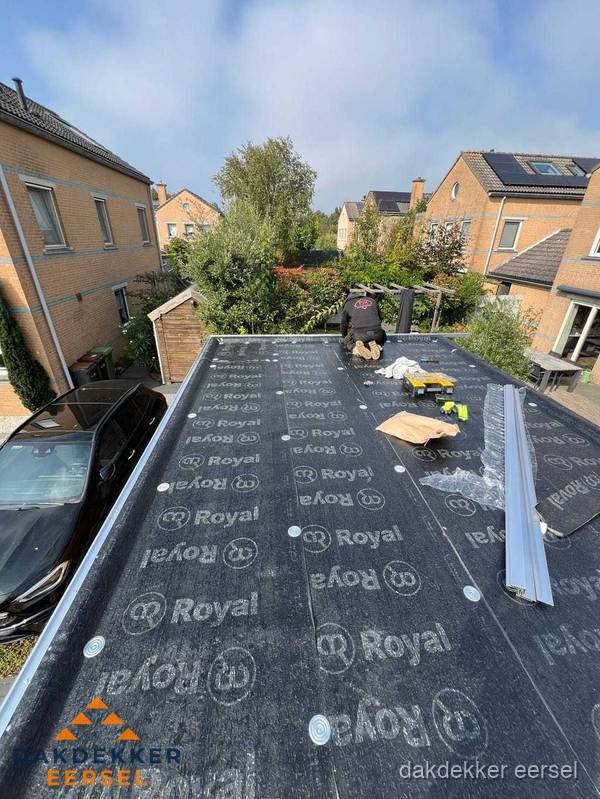 Nieuwe Royal bitumen dakbedekking op plat dak van aanbouw in Eersel