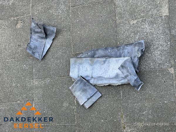 Oude verwijderde loodslabben na vervanging in Eersel