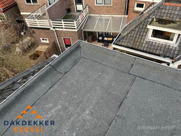 Overzicht plat dak met dakgoot in woonwijk Eersel